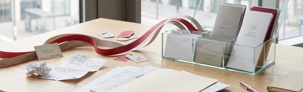 Unordentliche handschriftliche Notizen neben einer beschrifteten Box mit Kundendaten, Analyse und Sales Insights – Vertriebsinformationen strukturieren